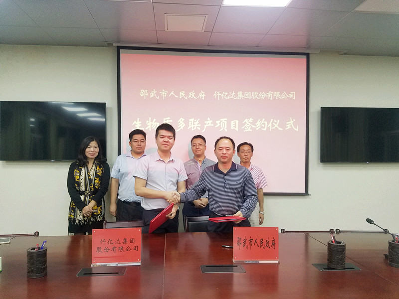 厦门新葡萄8883官网AMG能源公司总司理郑宝龙（左）与福建省邵武市人民政府常务副市长李敏飞（右）签约现场