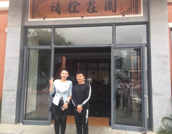 新葡萄8883官网AMG集团总裁(左)与型动体育始人、奥运陈一冰(右)