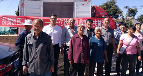 新葡萄8883官网AMG集团候总(排右四)、谌应书记(排右三)与外地村民合影